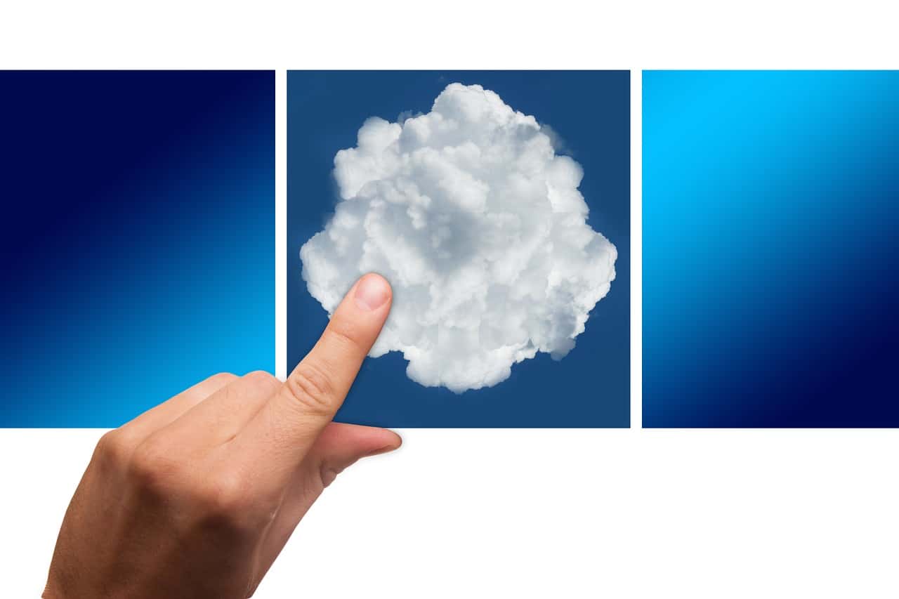 Finger pointing to.a cloud, representing the selection of a cloud server